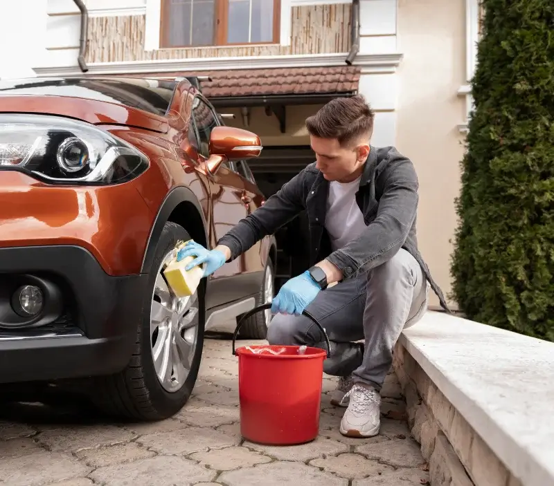 Lavage auto à domicile Saint-Martial-le-Vieux : professionnel intervenant sur un véhicule
